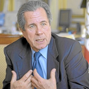 <I>Le Conseil constitutionnel n'a pas à faire des choix de société</I>, selon Jean-Louis Debré