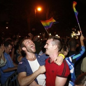 Cris de victoire après la légalisation du mariage gay à New York 