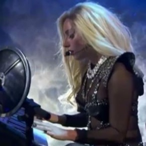 La police enqute, Lady Gaga lui ddie une chanson