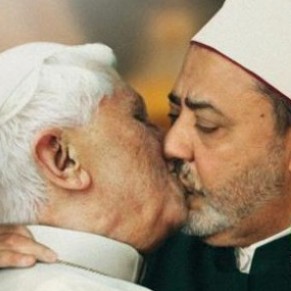 Benetton retire l'image d'un baiser pape-imam