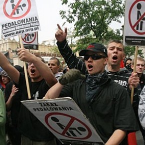 Des symboles nonazis et homophobes autoriss par un tribunal  - Pologne