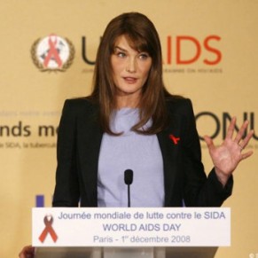 Carla Bruni mise en cause pour avoir reçu de l'argent public du Fonds mondial contre le Sida