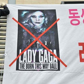 Lady Gaga face aux gardiens de l'ordre moral - Asie 