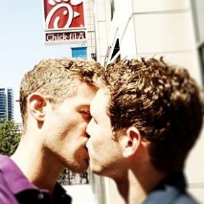 Des milliers de baisers homosexuels devant les restaurants Chick-fil-A  - Controverse sur le mariage gay