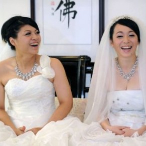 Un couple de Taïwanaises se marie selon le rite bouddhiste, une première - Asie