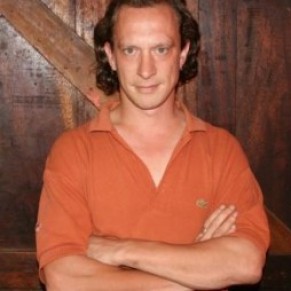 Le producteur britannique d'une pièce sur l'homosexualité incarcéré