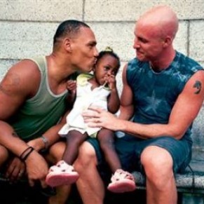 Même légalisée, l'adoption par les couples homosexuels s'annonce compliquée
