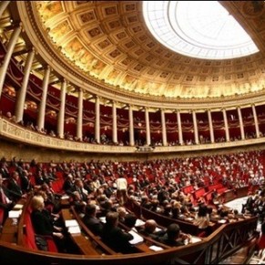 Le congé de paternité ouvert aux couples homosexuels par l'Assemblée