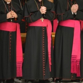 Dans une ambiance de scandales sexuels, le pape autorise les cardinaux à avancer le conclave