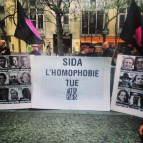 Act Up dvoile son Mur des homophobes  Paris - Journe mondiale contre l'homophobie