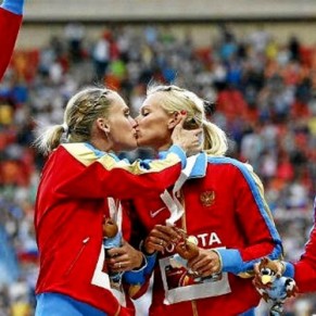 L'athlte russe Kseniya Ryzhova se dit humilie par l'interprtation de son baiser avec une autre athlte - Loi anti-gay