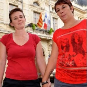 Le couple lesbien porte plainte contre Marie-Claude Bompard