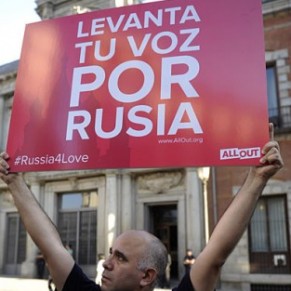 Des kiss in de protestation dans le monde entier