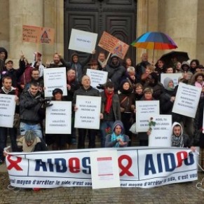 Des salaris de l'association Aides en grve contre des suppressions de postes