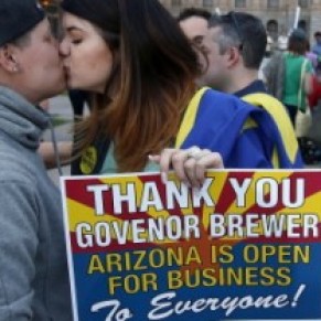 La gouverneure rpublicaine oppose son veto  la loi autorisant les commerants   refuser le service aux homosexuels - Arizona