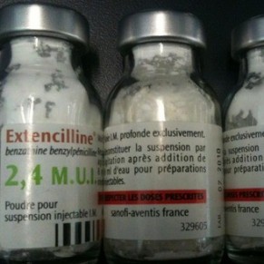 Le collectif TRT-5 proteste contre l'arrêt d'un médicament contre la syphilis - Laboratoires