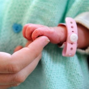 La France condamnée pour son refus de reconnaître les enfants nés de mère porteuse à l'étranger