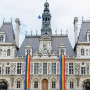 Le drapeau gay flotte sur l’Hôtel de Ville de Paris