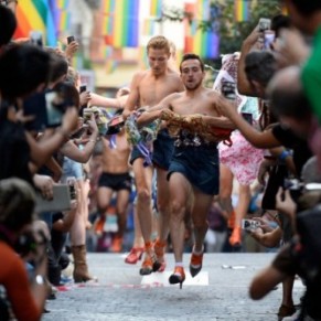 Adhsifs et dentelles pour la course en talons de la Gay Pride