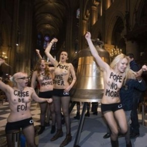 Les Femen au tribunal pour leur action contre l'homophobie  Notre-Dame - Religion