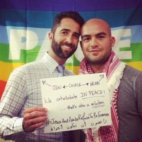 Un couple gay mixte participe  une campagne contre la guerre israelo-palestinienne - Proche-Orient
