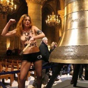 Les Femen et les gardiens de Notre-Dame attendent leur jugement  - Homophobie