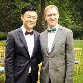 Le mariage homosexuel d'un diplomate britannique  Pkin fait dbat sur internet - Chine 