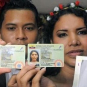 En Equateur, les couple gays enregistrs sur le document d'identit - Amrique latine