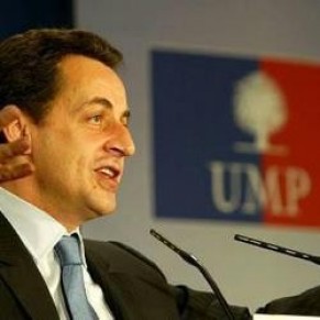 Face  une UMP divise, Sarkozy se garde de trancher la question de l'abrogation