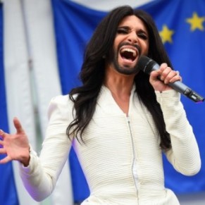 Conchita Wurst a chant devant le Parlement europen  Bruxelles - Homophobie / Discriminations 