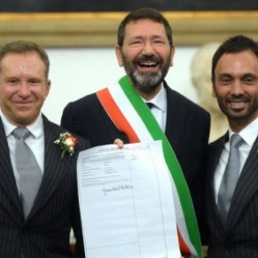 Le maire de Rome dfie la loi et enregistre 16 mariages gays - Italie