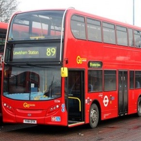 Un chauffeur de bus ordonne  un couple de gay de cesser de s'embrasser ou de sortir - Londres 