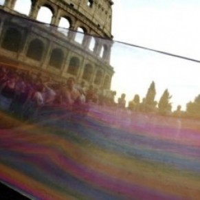 Human Rights Watch dnonce des poursuites pour un baiser gay militant - Italie 