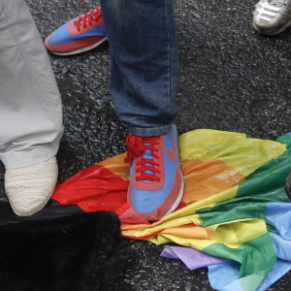 Des militants LGBT attaqus  Lipetsk lors d'une manifestation  - Russie 