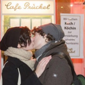 Bisous lesbiens interdits au caf - 5.000 manifestants  Vienne