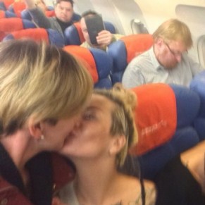 Un baiser lesbien devant l'auteur de la loi sur la <I>propagande gay</I> - Russie 