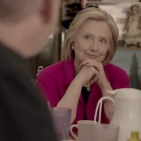 Hillary Clinton s'entretient avec pre gay dans une nouvelle vido de campagne - Prsidentielle USA
