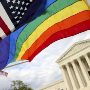 Drapeaux gay et prires devant la Cour Suprme 