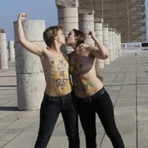 Deux Femen arrtes aprs avoir manifest contre la situation des homosexuels