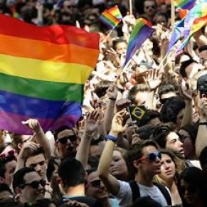 Plus de 17.000 personnes  la Marche des fierts  Lyon - Gay Pride