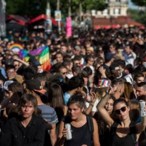Des dizaines de milliers de personnes  Paris pour la gay pride - Marche des Fierts