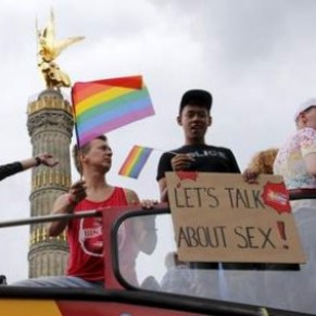 La Gay Pride de Berlin met de la couleur et de la joie dans le ciel gris - Allemagne