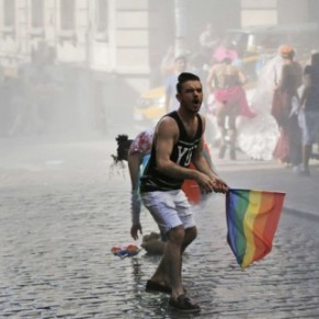 La police rprime violemment la gay pride  Istanbul  - Turquie