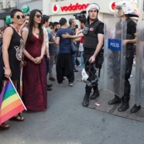 Des affiches menaant de mort les homosexuels dans la capitale turque - Turquie