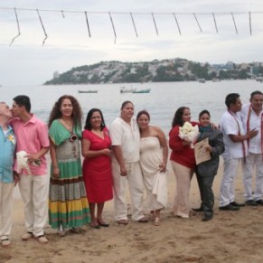 Mariage gay collectif sur la plage d'Acapulco - Mexique 