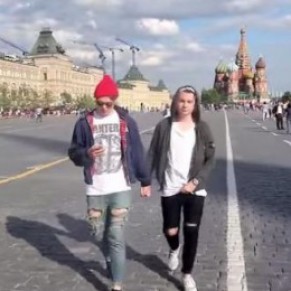 Deux hommes se tiennent par la main et filment la raction des passants - Moscou