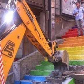 Un escalier aux couleurs de l'arc-en-ciel dtruit  Istanbul - Turquie 