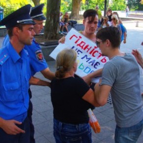 Grenades fumignes contre une confrence gay  Odessa