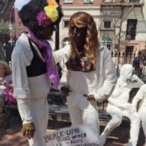 Le monument en hommage  la libration gay repeint en noir  - New York / Stonewall