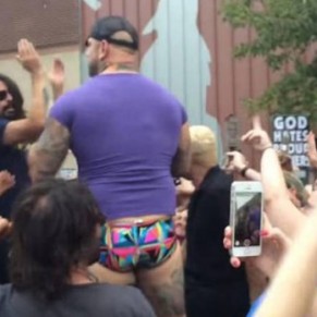 Les Foo Fighters ridiculisent les homophobes de la Westboro Baptist Church - Contre-manifestation 